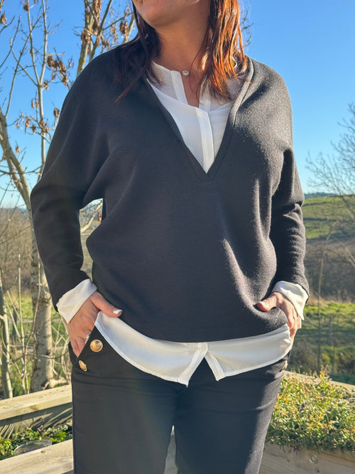 Pull noir , chemise banche