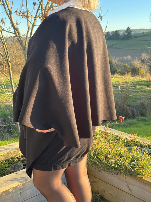 Capes noire, marron, gris ou bordeau