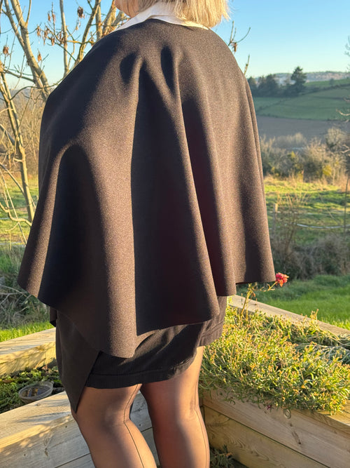 Capes noire, marron, gris ou bordeau