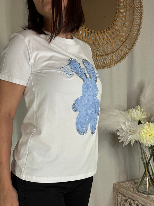 Tee shirt blanc et lapin bleu