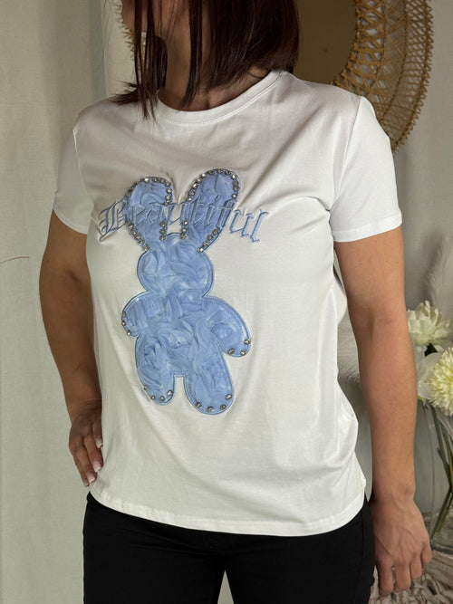 Tee shirt blanc et lapin bleu