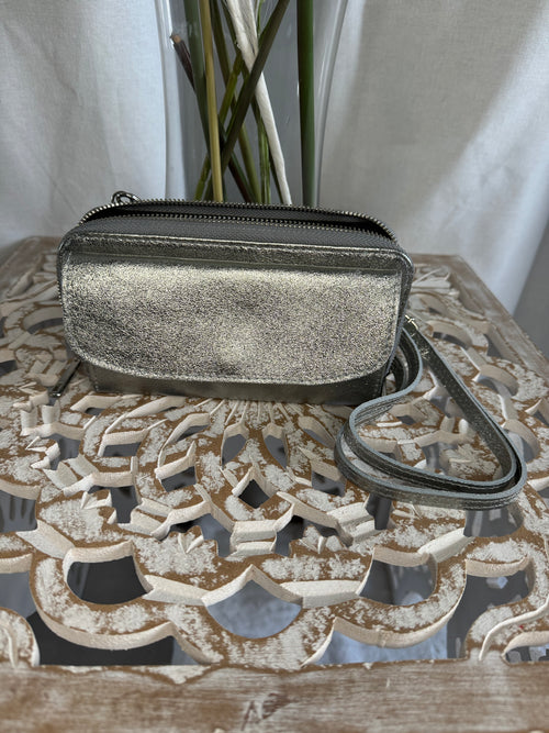 Pochette grise brillante