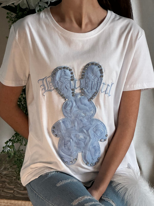 Tee shirt blanc et lapin bleu